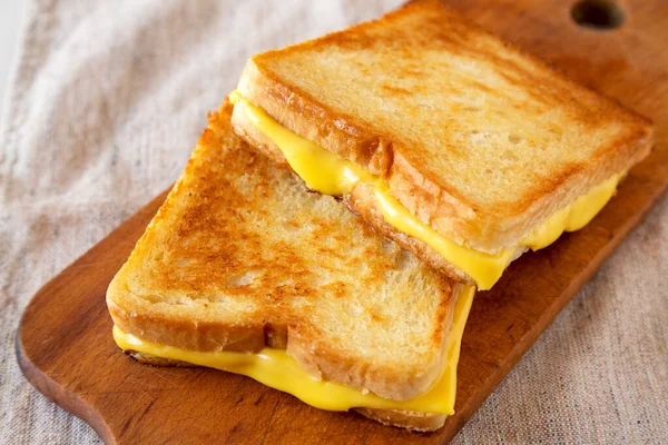 Zelfgemaakte Grilled Cheese Sandwich Een Rustieke Houten Plank Zijaanzicht Close — Stockfoto