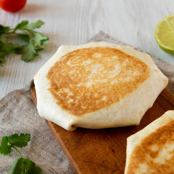 Knusprige Hausgemachte Rindfleisch Crunchwrap Quesadilla Auf Einem Rustikalen Holzbrett Seitenansicht — Stockfoto