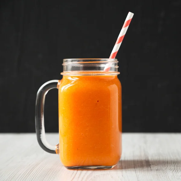 Hemlagad Mango Morot Smoothie Glasburk Mugg Sidovy — Stockfoto