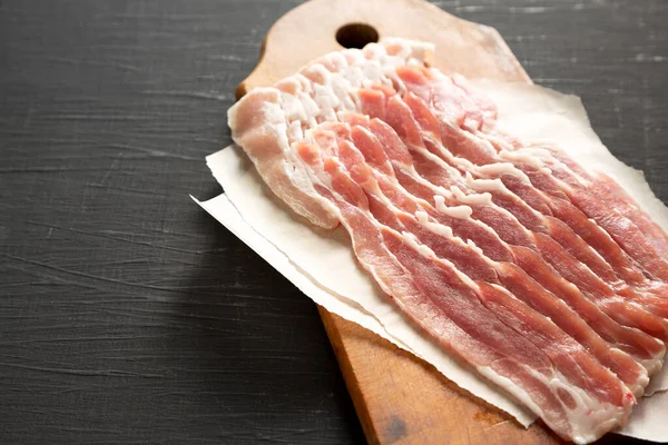 Okokt Bacon Rustik Träskiva Svart Bakgrund Sidovy Plats För Text — Stockfoto