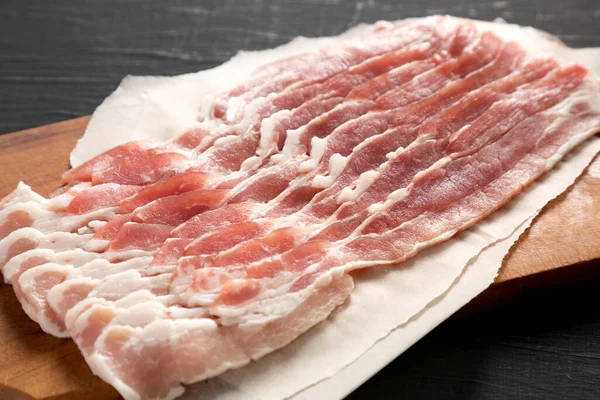 Okokt Bacon Rustik Träskiva Svart Bakgrund Sidovy Närbild — Stockfoto