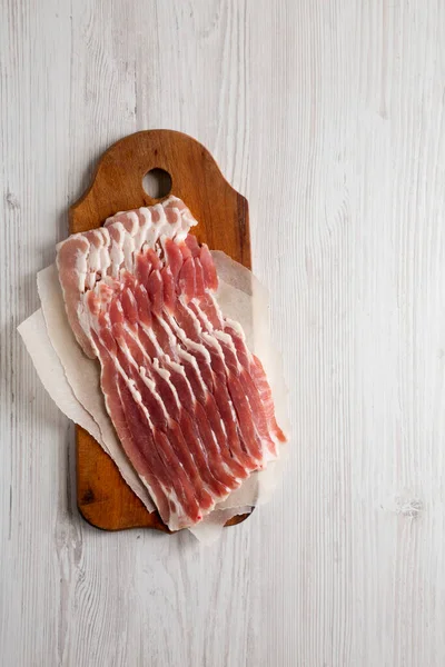 Okokt Bacon Rustik Träskiva Ett Vitt Träbord Ovanifrån Platt Liggplats — Stockfoto