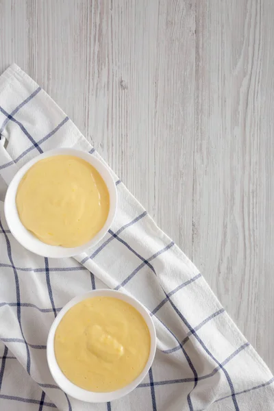 Zelfgemaakte Vanillepudding Witte Kommen Bovenaanzicht Plat Gelegen Boven Van Boven — Stockfoto