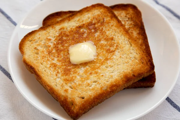 Zelfgemaakte Toast Met Boter Een Witte Plaat Lage Hoek Uitzicht — Stockfoto