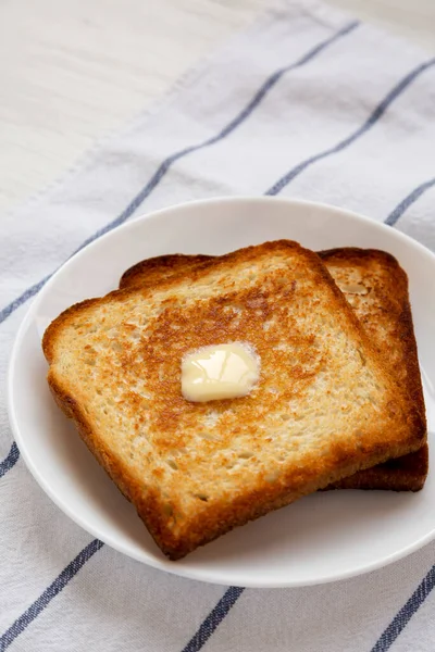 Zelfgemaakte Toast Met Boter Een Witte Plaat Lage Hoek Uitzicht — Stockfoto