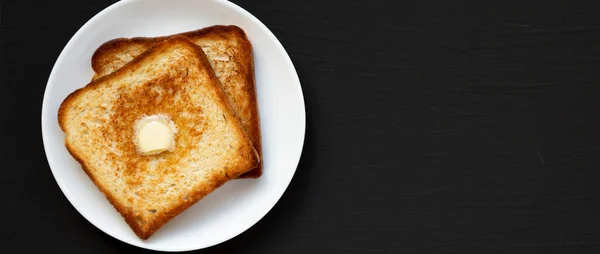 Zelfgemaakte Boterham Een Witte Plaat Een Zwarte Achtergrond Bovenaanzicht Plat — Stockfoto