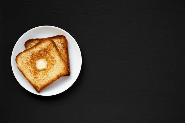 Toast Beurre Maison Sur Une Plaque Blanche Sur Une Surface — Photo