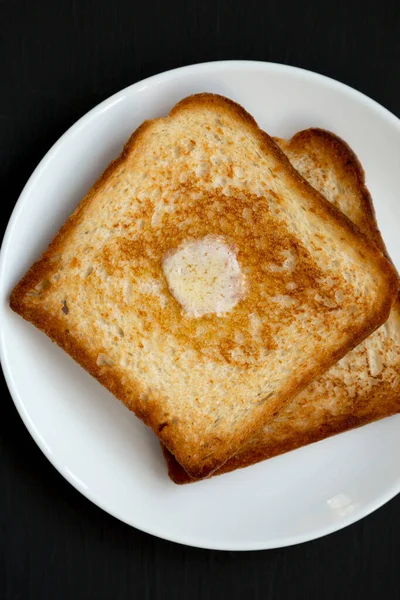 Toast Beurre Maison Sur Une Plaque Blanche Sur Fond Noir — Photo