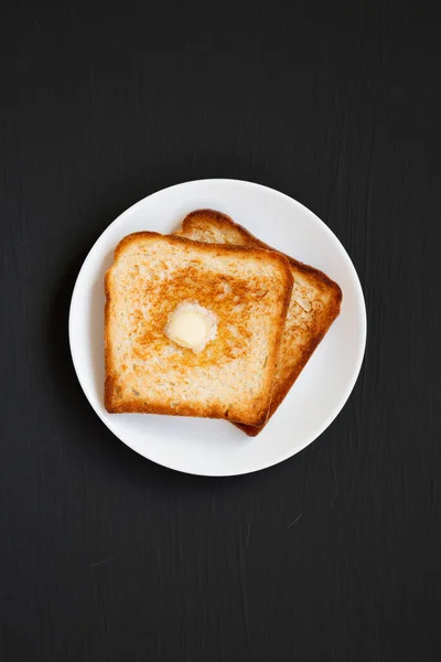 Homemade Buttered Toast White Plate Black Surface Top View Flat — Stock Photo, Image