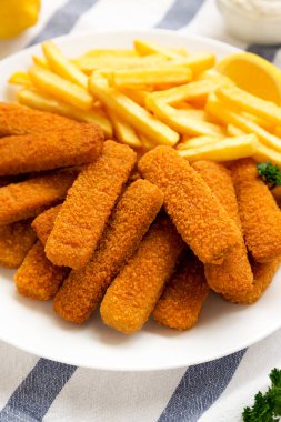 Ev yapımı Tartar soslu balık kroket ve patates kızartması. Düşük açılı.. 