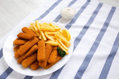 Ev yapımı Tartar soslu balık kroket ve patates kızartması. Boşluğu kopyala.