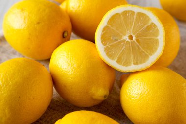 Taze olgun sarı organik limonlar kumaş üzerinde, yan görünüm. 