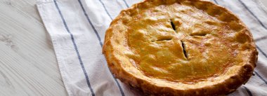 Lezzetli ev yapımı Kanada Tourtiere etli turtası kumaş, yan manzara. Boşluğu kopyala.