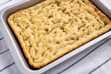 Ev yapımı biberiye sarımsaklı Focaccia ekmeği, düşük açılı görüş..