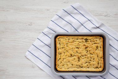 Ev yapımı biberiyeli sarımsaklı Focaccia ekmeği, tepsinin üstünde. Dümdüz, tepeden, yukarıdan. Boşluğu kopyala.