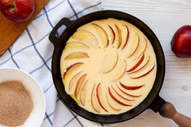 Beyaz ahşap arka planda Apple Dutch Pannekoek Pancake pişirmek, üst manzara. Yukarıdan, dümdüz uzanmış.