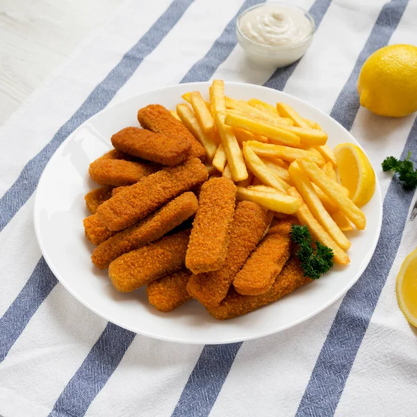 Hausgemachte Fischstäbchen Und Pommes Mit Tatarensauce Auf Weißem Holzhintergrund Seitenansicht — Stockfoto