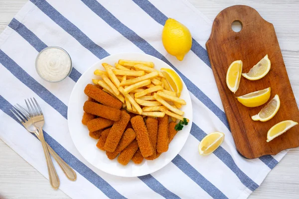 Zelfgemaakte Fish Sticks Fries Met Tartaarsaus Een Witte Houten Achtergrond — Stockfoto