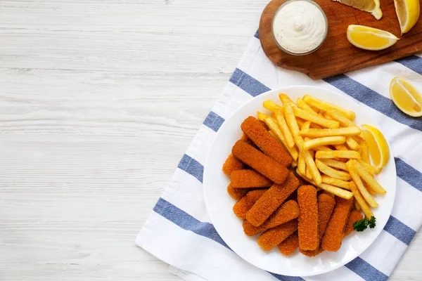 Zelfgemaakte Fish Sticks Fries Met Tartaarsaus Een Witte Houten Achtergrond — Stockfoto