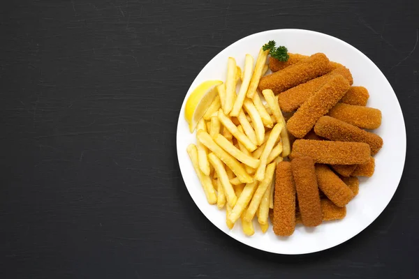 Zelfgemaakte Fish Sticks Fries Met Tartaarsaus Een Zwart Oppervlak Bovenaanzicht — Stockfoto