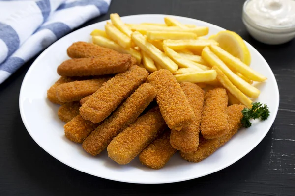 Zelfgemaakte Fish Sticks Fries Met Tartaarsaus Een Zwart Oppervlak Zijaanzicht — Stockfoto