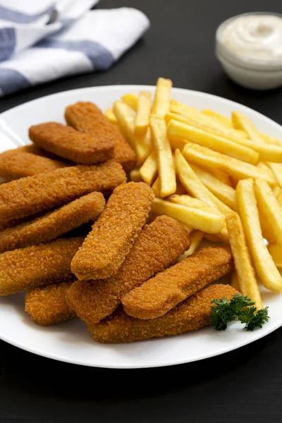 Hausgemachte Fischstäbchen Und Pommes Mit Tatarensauce Auf Schwarzem Hintergrund Flache — Stockfoto