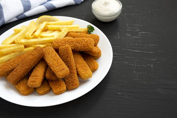 Zelfgemaakte Fish Sticks Fries Met Tartaarsaus Een Zwarte Achtergrond Zijaanzicht — Stockfoto