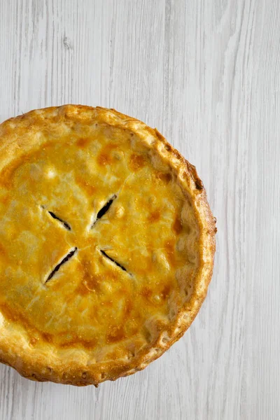 Heerlijke Zelfgemaakte Canadese Tourtiere Meat Pie Een Witte Houten Achtergrond — Stockfoto