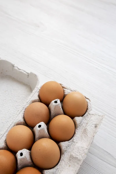 Rauwe Bruine Eieren Een Papieren Doos Een Witte Houten Achtergrond — Stockfoto