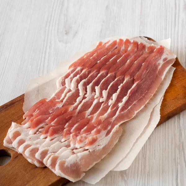 Raw Bacon Yang Belum Dimasak Pada Papan Kayu Pedesaan Atas — Stok Foto