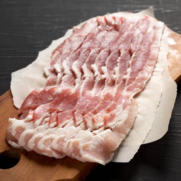 Bacon Crudo Crudo Crudo Una Tavola Legno Rustico Una Superficie — Foto Stock