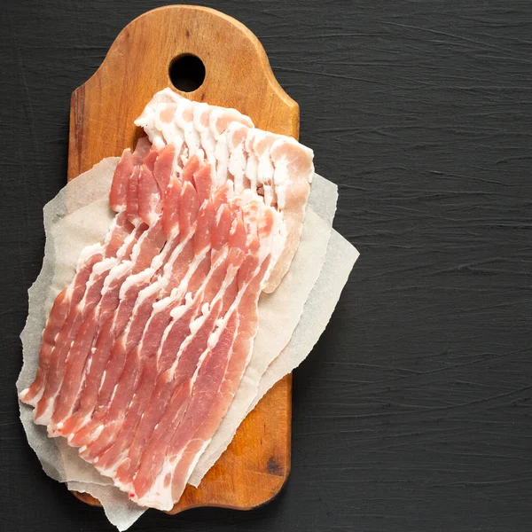 Okokt Bacon Rustik Träskiva Svart Bakgrund Overhead View Platt Låg — Stockfoto