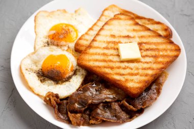 Sağlıklı ev yapımı, gri arka planda, beyaz bir tabakta sağlıklı yumurtalı kahvaltı. Yakın plan..