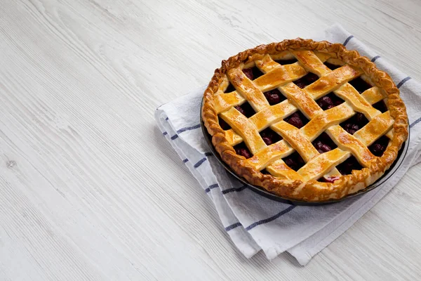 Yummy Homemade Cherry Pie Білому Дерев Яному Столі Вид Збоку — стокове фото