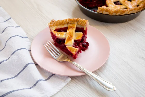 Tarte Aux Cerises Maison Délicieuse Sur Une Assiette Rose Sur — Photo