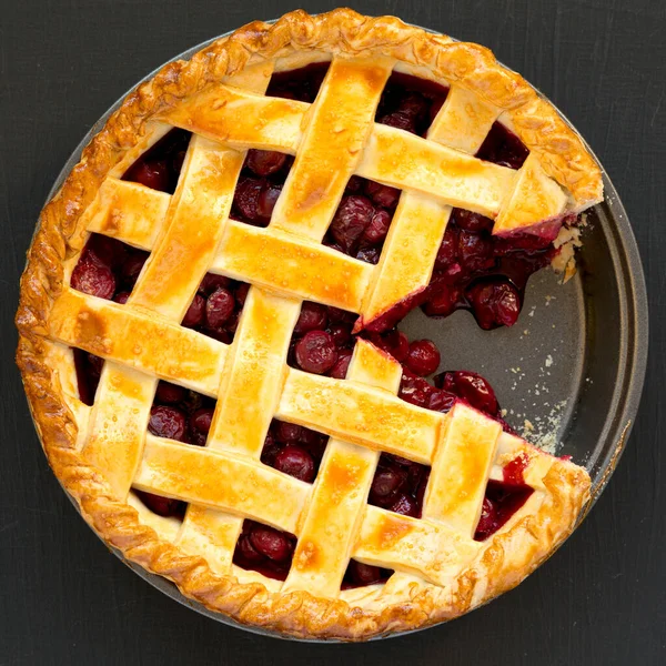 Lekker Zelfgemaakte Cherry Pie Zwarte Achtergrond Bovenaanzicht Platte Vloer Boven — Stockfoto
