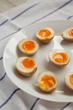 Beyaz tabakta ev yapımı Unami Soya Sosu, düşük açılı.. 