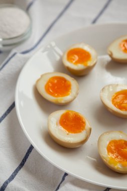 Beyaz tabakta ev yapımı Unami Soya Sosu, düşük açılı.. 