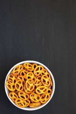 Siyah arka planda Gri Kasede Çıtır Kraker, üst manzara. Boşluğu kopyala.