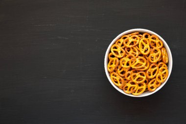 Siyah arka planda Gri Kasede Çıtır Kraker, üst manzara. Boşluğu kopyala.