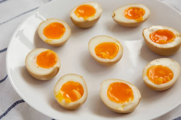 Zelfgemaakte Unami Sojasaus Eieren Een Witte Plaat Lage Hoek Uitzicht — Stockfoto