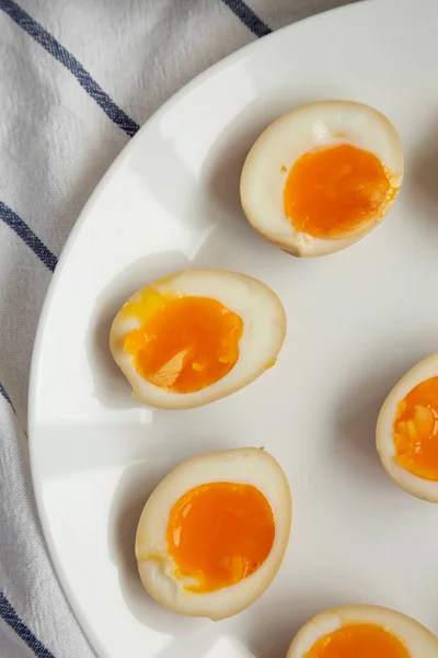 Zelfgemaakte Unami Sojasaus Eieren Een Witte Plaat Bovenaanzicht Close — Stockfoto