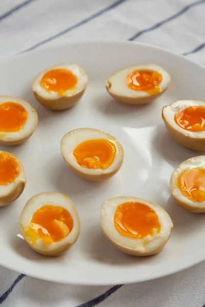 Buatan Sendiri Unami Soy Sauce Eggs Pada Piring Putih Pandangan — Stok Foto