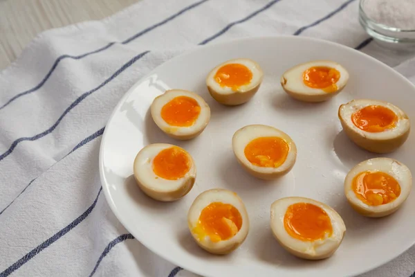 Beyaz tabakta ev yapımı Unami Soya Sosu, düşük açılı. Boşluğu kopyala.