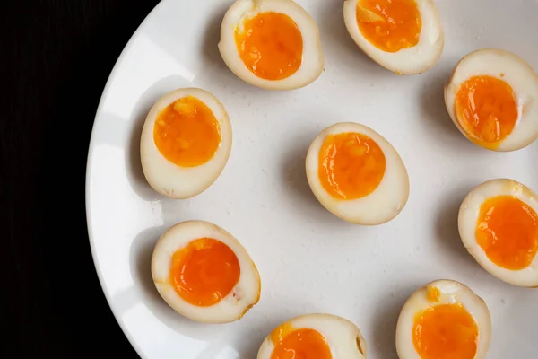 Zelfgemaakte Unami Sojasaus Eieren Een Witte Plaat Een Zwarte Achtergrond — Stockfoto