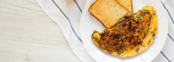 Omelette Denver Maison Sur Une Assiette Blanche Vue Dessus Couché — Photo