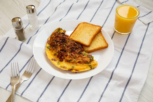 Ev yapımı Denver omleti, beyaz bir tabakta, yan görünüşte.. 