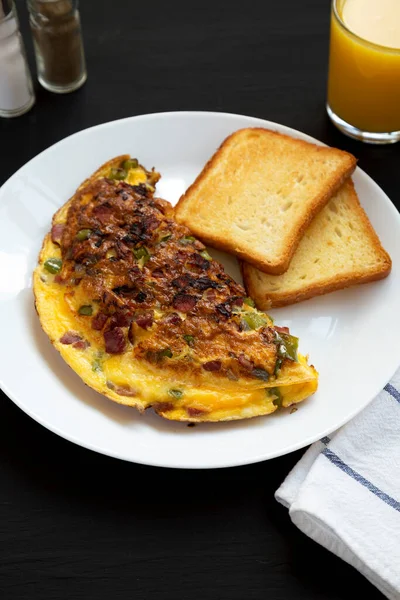 Domácí Denver Omelette Bílém Talíři Černém Pozadí Nízký Úhel Pohledu — Stock fotografie