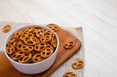 Beyaz ahşap bir yüzey üzerinde gri bir kasede gevrek kraker.. 