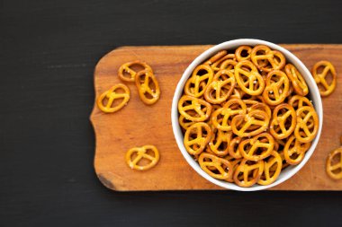 Siyah arka planda Gri Kasede Çıtır Kraker, üst manzara. Dümdüz, tepeden, yukarıdan. Metin için boşluk.